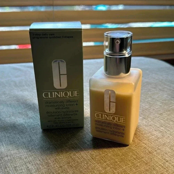 NIB Clinique Dramatically Different Moisturizing Lotion w/ Pump 4.2 oz - Picture 1 of 2